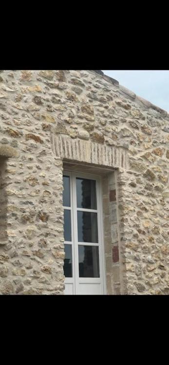 masia-casa-piedra-entrada