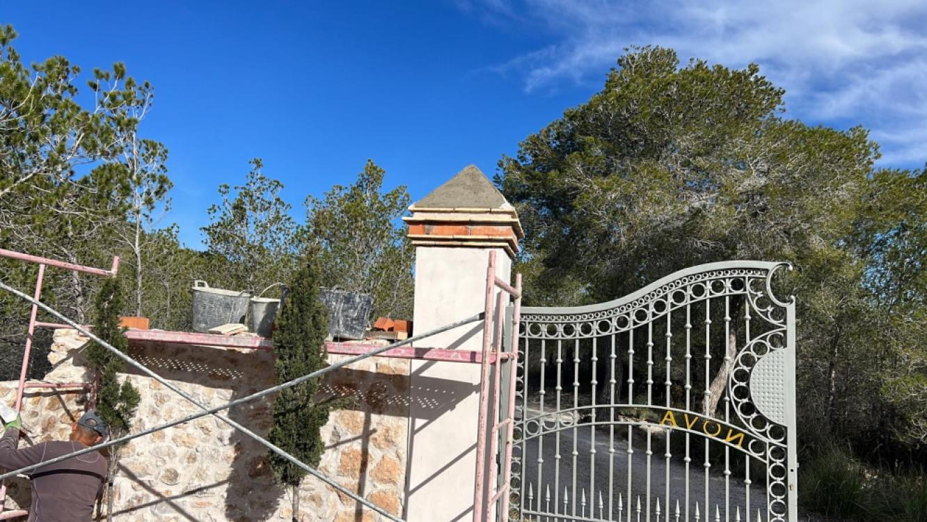 masia-casa-piedra-ventana