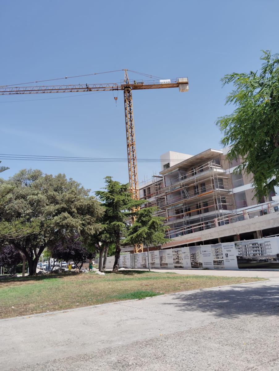 Construcción de Piscina con Deck de Madera - Imagen principal